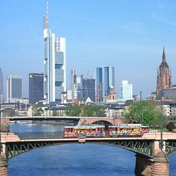 Frankfurt mit Hund im Ebbelwei Expreß