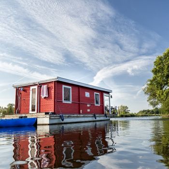 Hausboot mit Hund Deutschland