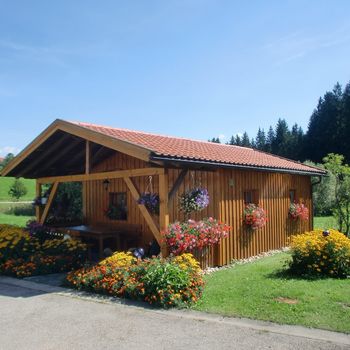 Freistehendes Holzhaus mit Grill am Waldrand gelegen