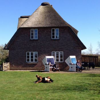 Reetgedecktes Ferienhaus auf Föhr mit eingezäuntem Garten