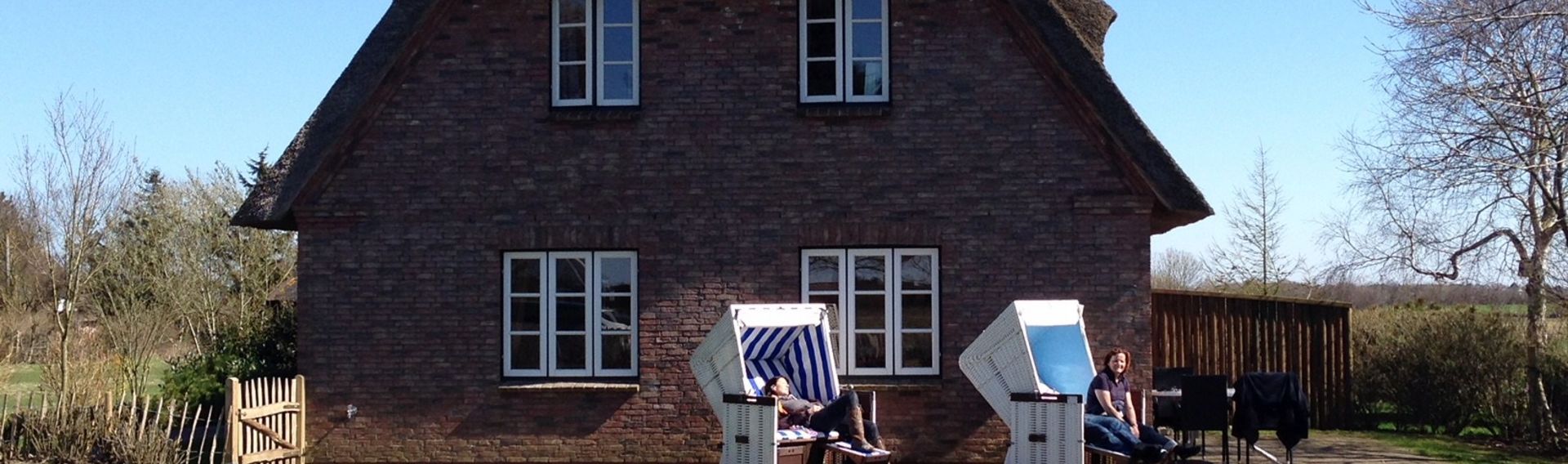 Reetgedecktes Ferienhaus auf Föhr mit eingezäuntem Garten